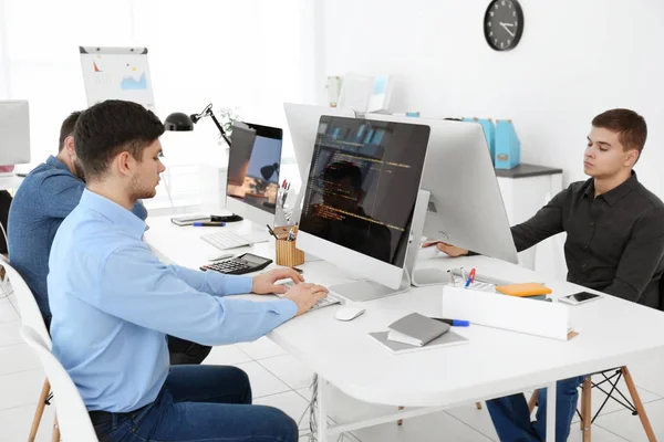 Молоді програмісти працюють в офісі — стокове фото