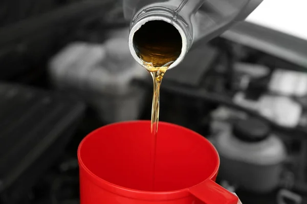 Engine oil pouring from canister — Stock Photo, Image