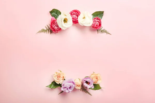 Krásné květiny a zelené listy — Stock fotografie