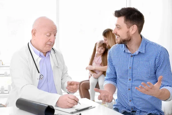 Elderly orthopedist with patients — Stock Photo, Image