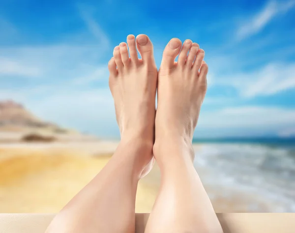 Mulher Relaxante na praia — Fotografia de Stock