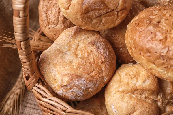 Cesto con delizioso pane — Foto Stock