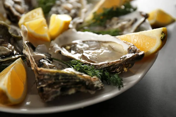 Tasty fresh oysters — Stock Photo, Image