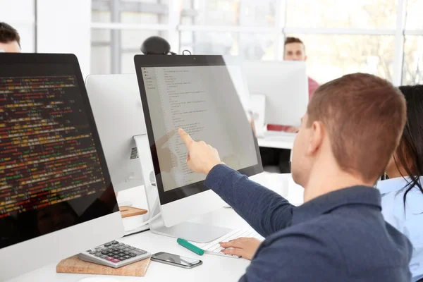 Jovens programadores trabalhando no escritório — Fotografia de Stock