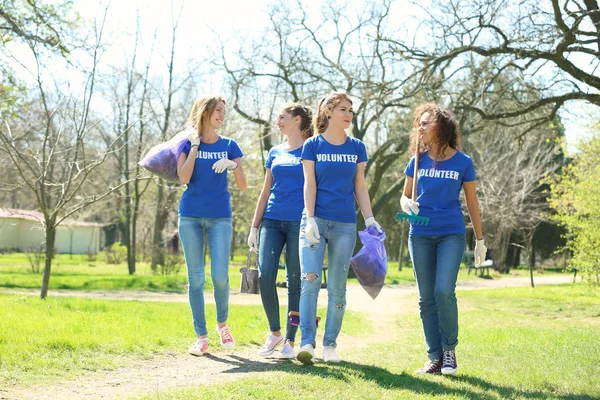 Grupo de voluntarios en el parque el día soleado —  Fotos de Stock