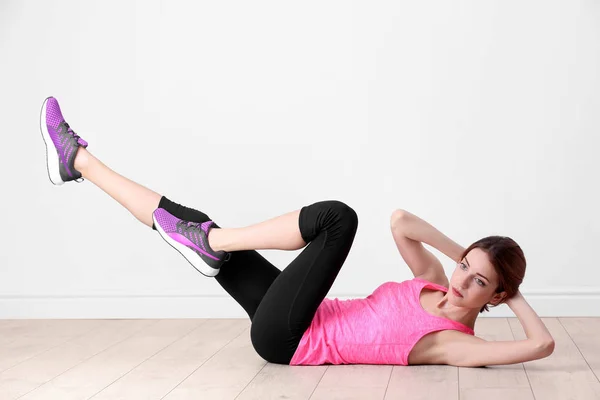 Woman doing bicycle crunch — Stock Photo, Image