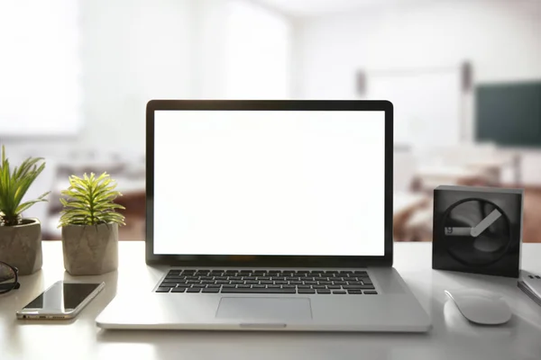 Laptop moderno con schermo bianco — Foto Stock