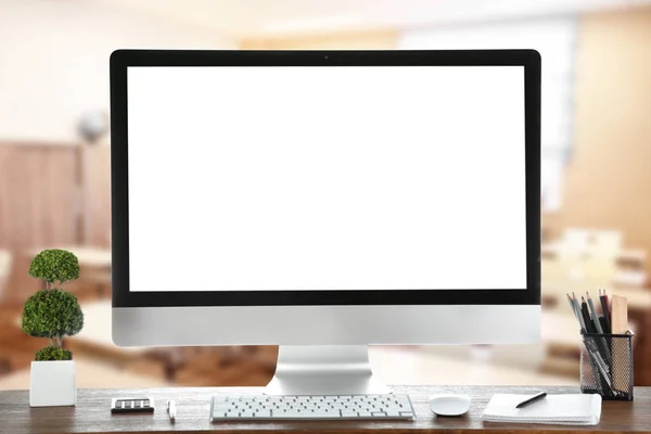 Modern computer with blank screen — Stock Photo, Image