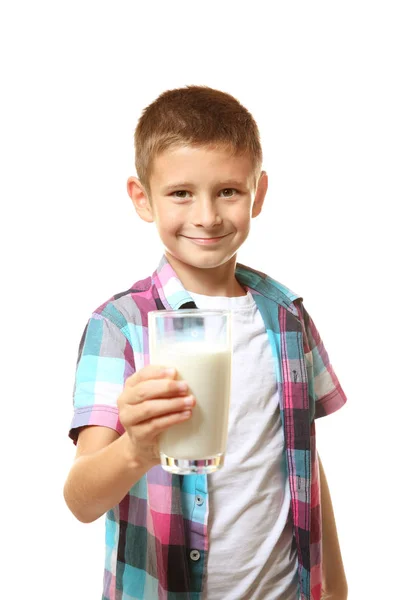 Petit garçon souriant tenant un verre de lait isolé sur blanc — Photo