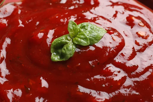 Deliciosa salsa de tomate con albahaca —  Fotos de Stock