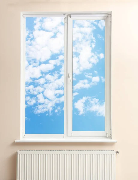 Vista do céu azul através da janela — Fotografia de Stock