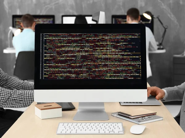 Website van codes op de monitor van de computer in kantoor — Stockfoto