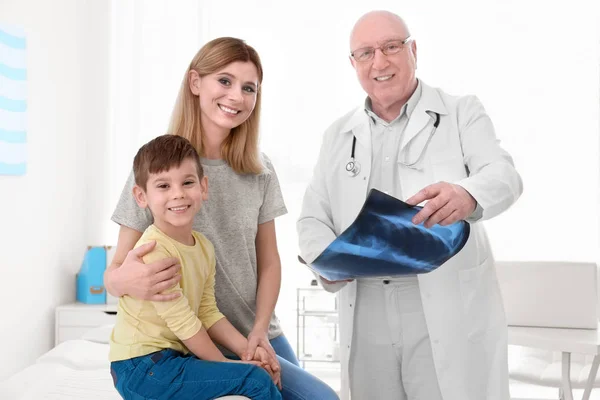 Jongen met moeder bij de orthopedist kantoor — Stockfoto