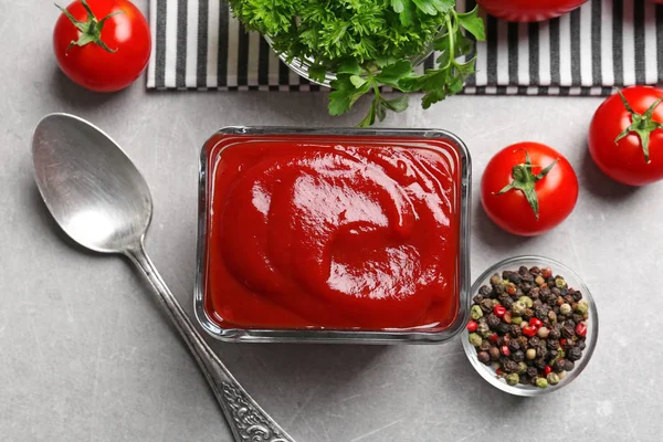 Delicioso ketchup en tazón —  Fotos de Stock