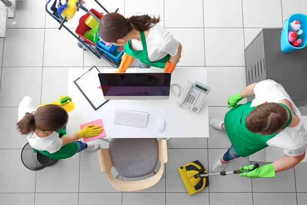 Servizio di pulizia team di lavoro in ufficio — Foto Stock