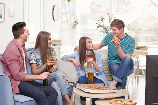 Vrienden Met Smakelijke Pizza Bier Thuis Kijken — Stockfoto