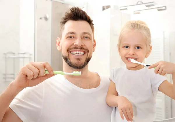 Padre con hija cepillándose los dientes — Foto de Stock