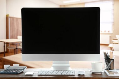 Boş ekran ile modern bilgisayar