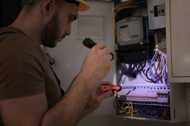 El feneri ile genç elektrikçi