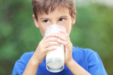 Mavi gömlekli sevimli çocuk  