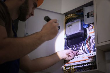 El feneri ile genç elektrikçi