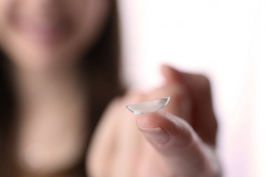 Parmak, closeup Kontakt lens