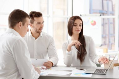 Ofiste çalışan iş adamları