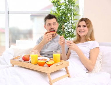 Çift kahvaltı yapıyor.