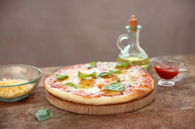 ahşap masa üstünde lezzetli pizza