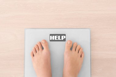 Terazinin üzerinde duran kadın