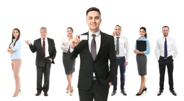 Holding boş kartvizit ve bir grup beyaz arka plan üzerinde insan genç adam