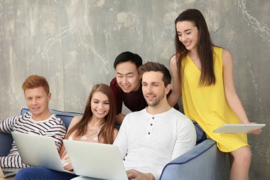 Gençler koltukta oturan becerikli alet ile