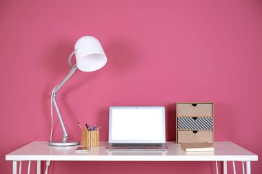 Dizüstü bilgisayar ile şık işyeri