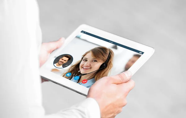 Concepto de servicio de taxi en línea. Videoconferencia de hombre con despachador en tableta —  Fotos de Stock