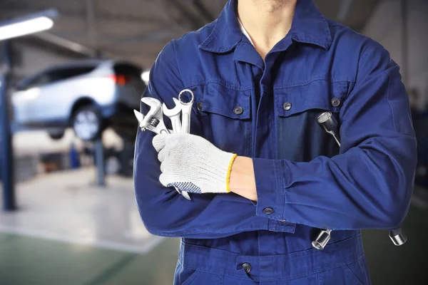 Mecánico automático con herramientas — Foto de Stock