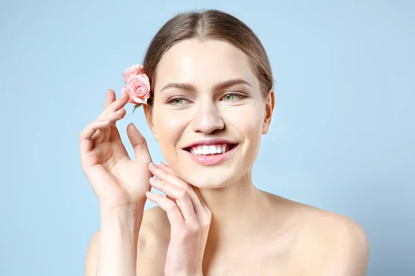 Vacker ung kvinna med ros blommor — Stockfoto