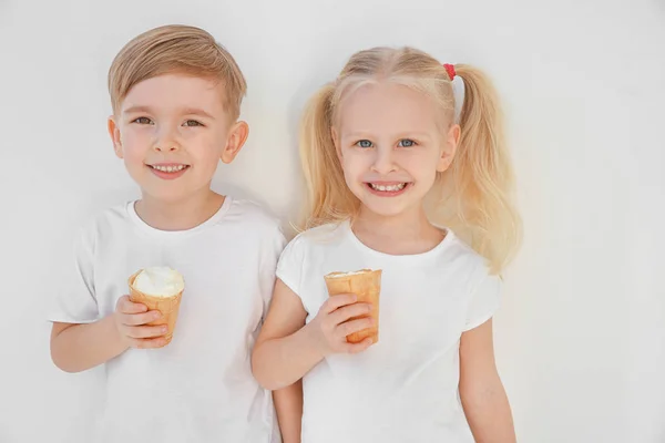 Niños pequeños comiendo helado — Foto de Stock