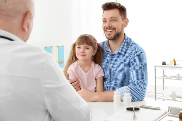 Chica con padre en el consultorio del médico —  Fotos de Stock