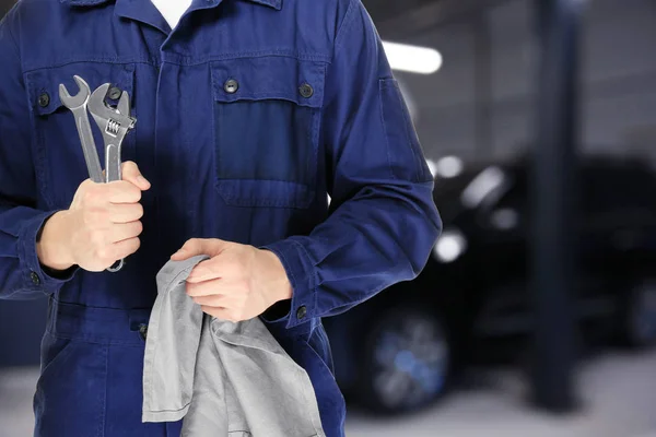 Automechaniker hält Lappen mit Werkzeug — Stockfoto