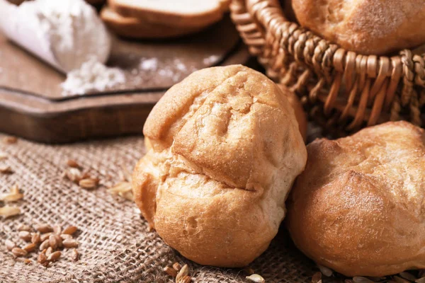 Deliciosos panes sobre tela de saco —  Fotos de Stock