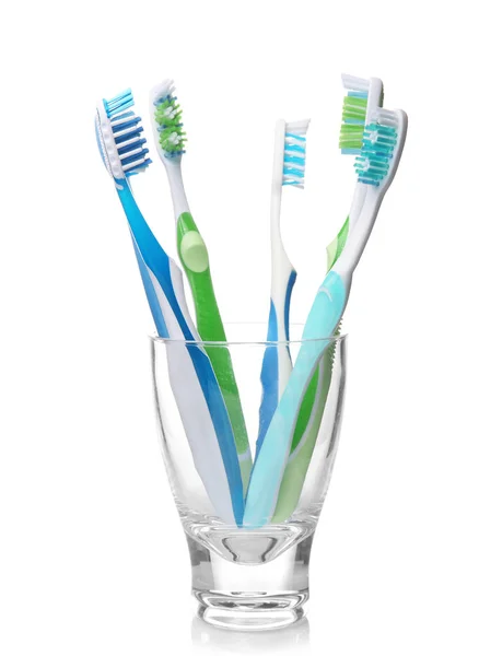 Cepillos de dientes en vidrio sobre blanco —  Fotos de Stock