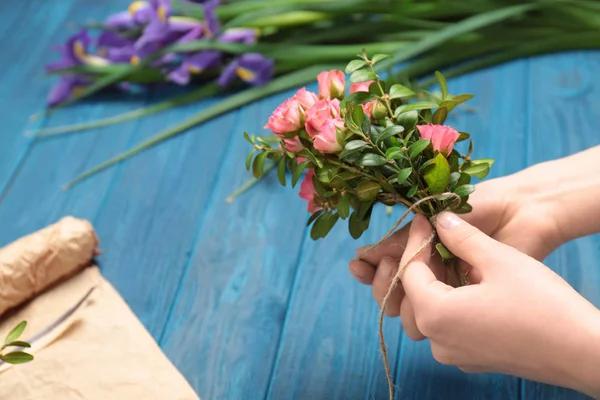 Florista feminino fazendo composição floral — Fotografia de Stock