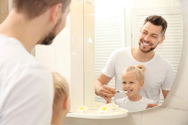 Padre con hija cepillándose los dientes —  Fotos de Stock