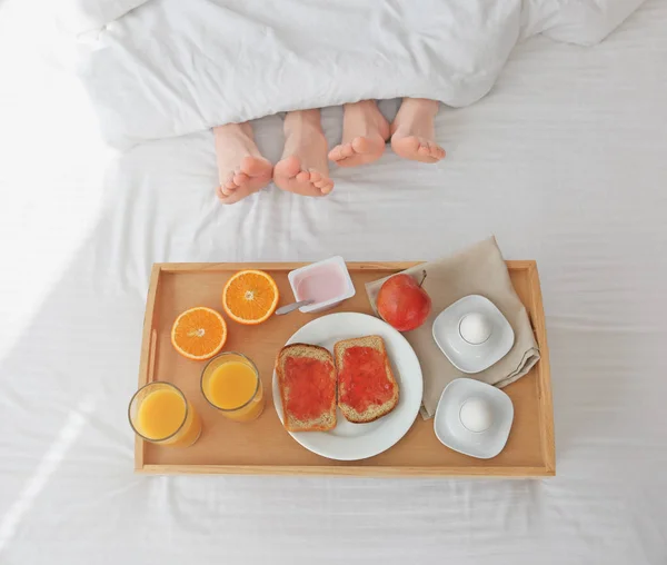 Tray with breakfast and happy couple — Stock Photo, Image