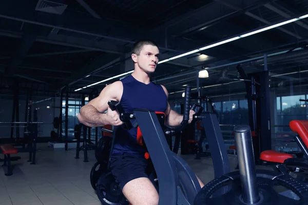 Joven en el gimnasio — Foto de Stock