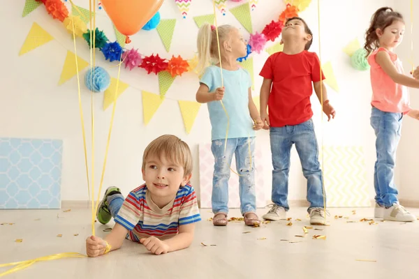 Niedliche kleine Kinder spielen auf Geburtstagsparty — Stockfoto