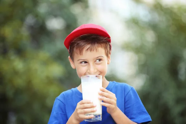 Kind mit Plastikflasche Milch — Stockfoto