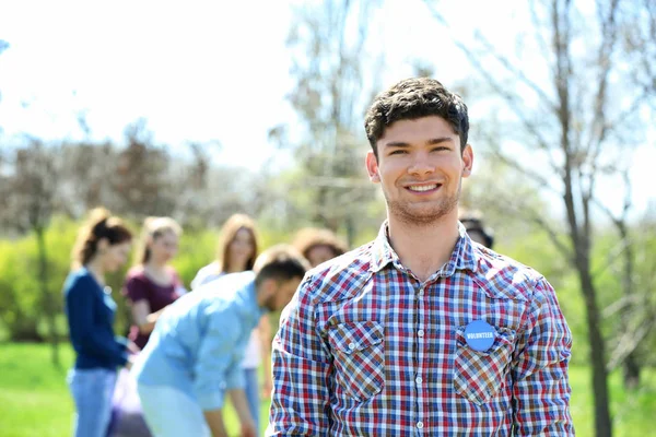 Guapo joven voluntario con equipo al aire libre —  Fotos de Stock