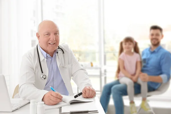 Senior doctor with patients — Stock Photo, Image