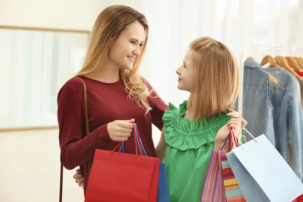 Mor och dotter med papperspåsar — Stockfoto